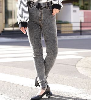 A HAPPY MARILYN（アハッピーマリリン）の「【Ｍ～８Ｌ】夏でもひんやり。足元に魔法をかけて。接触冷感 UV 魔法の美ライン ストレッチ スキニー デニムパンツ（スリム・スキニーパンツ）」｜ブラックケミカル