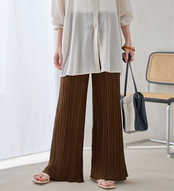 Viola e Viola（ヴィオラ エ ヴィオラ）の「着心地楽ちん！さらっと軽やかプリーツパンツ（フルレングスパンツ）」｜ブラウン