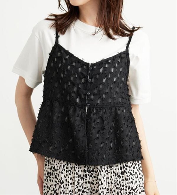 BELLUNA（ベルーナ）の「シフォン素材フェザービスチェ（タンクトップ・キャミソール）」｜黒