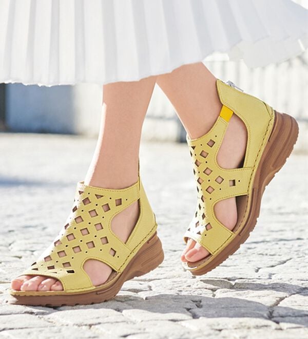 ルフラン（ルフラン）の「ｔｏ　ｂｅ　ｃｏｎｔｉｎｕｅｄ　ダイヤ柄パンチングサンダル（サンダル・ミュール）」｜イエロー