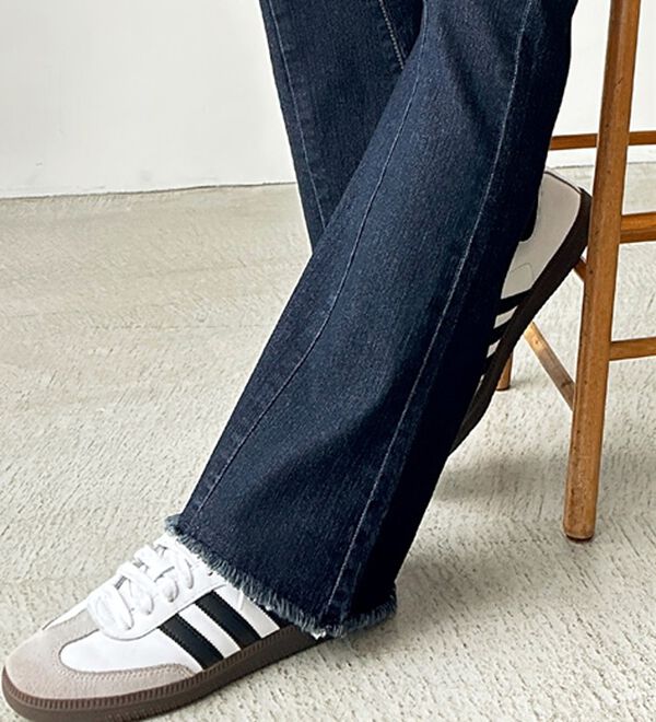 GeeRA（ジーラ）の「センターシームフレアデニムパンツ（フルレングスパンツ）」｜詳細画像