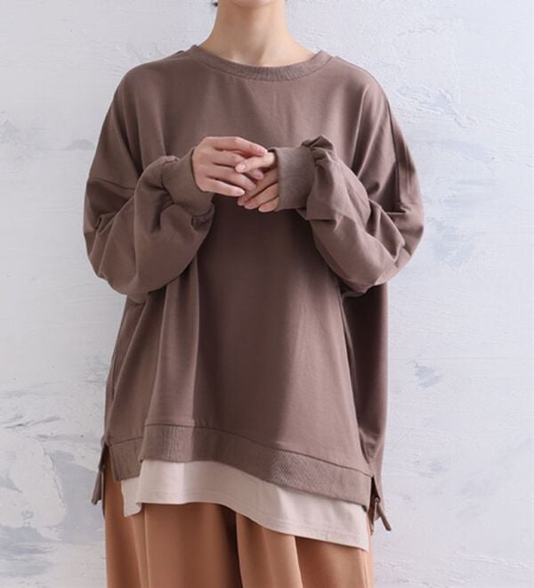 A HAPPY MARILYN（アハッピーマリリン）の「【Ｌ～１０Ｌ】ゆるっと楽ちん！着ぶくれ回避の　重ね着風　ミニ裏毛　プルオーバー（カットソー）」｜モカ／グレージュ