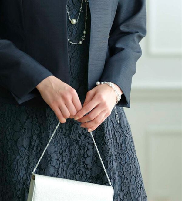 BELLUNA（ベルーナ）の「シャンタン素材ノーカラージャケットレースワンピースアンサンブル（ワンピースセットスーツ）」｜詳細画像