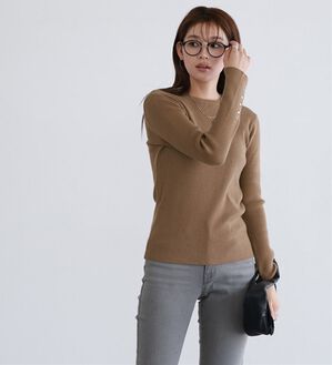 Pierrot（ピエロ）の「【選べるネック】袖ボタンリブニット（ニット・セーター）」｜キャメル