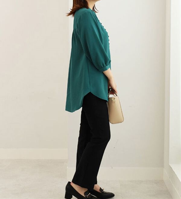 BELLUNA（ベルーナ）の「ビンテージ調くるみボタン使いチュニック（チュニック）」｜詳細画像