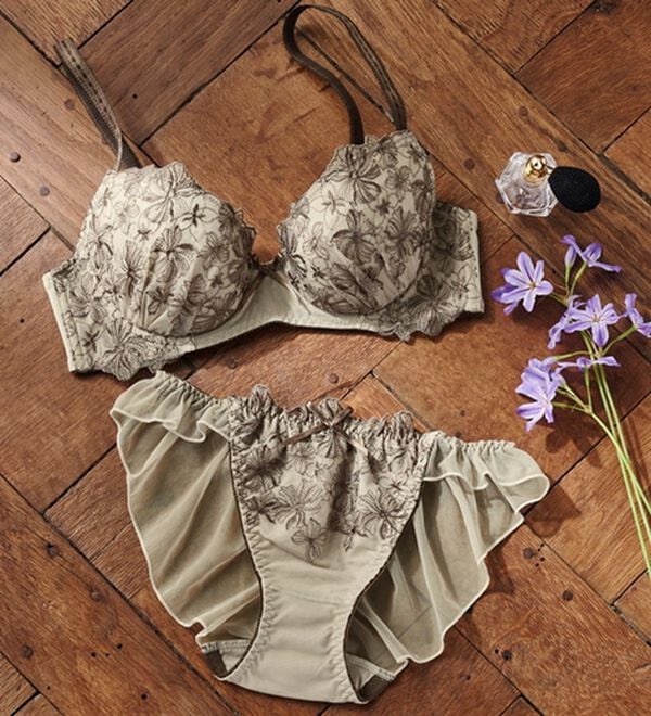 YU'NOW（ユナウ）の「モテ谷間の大人ｓｗｅｅｔブラ＆ショーツ（ブラジャー＆ショーツセット）」｜アッシュグレー系線描きチュール