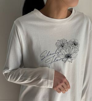 BELLUNA（ベルーナ）の「【着回しのミカタ！】綿100％大人顔サマ見えプリントロンT（カットソー）」｜オフ白／フラワー