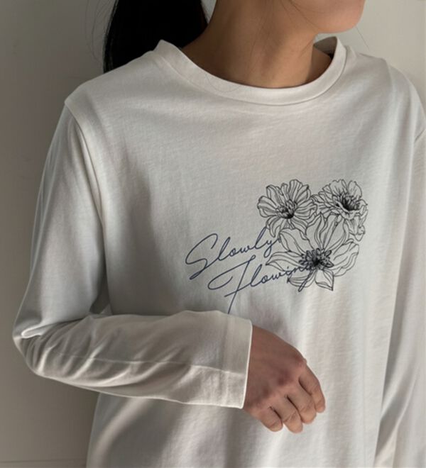 BELLUNA（ベルーナ）の「【着回しのミカタ！】綿100％大人顔サマ見えプリントロンT（カットソー）」｜オフ白／フラワー