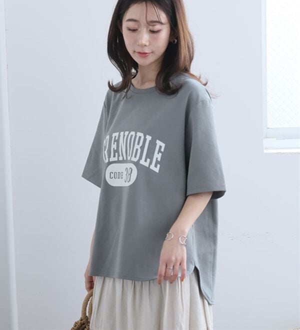 A HAPPY MARILYN（アハッピーマリリン）の「【Ｍ～８Ｌ】【接触冷感・ＵＶ対策】カレッジプリント裾ラウンドＴシャツ（Tシャツ）」｜詳細画像