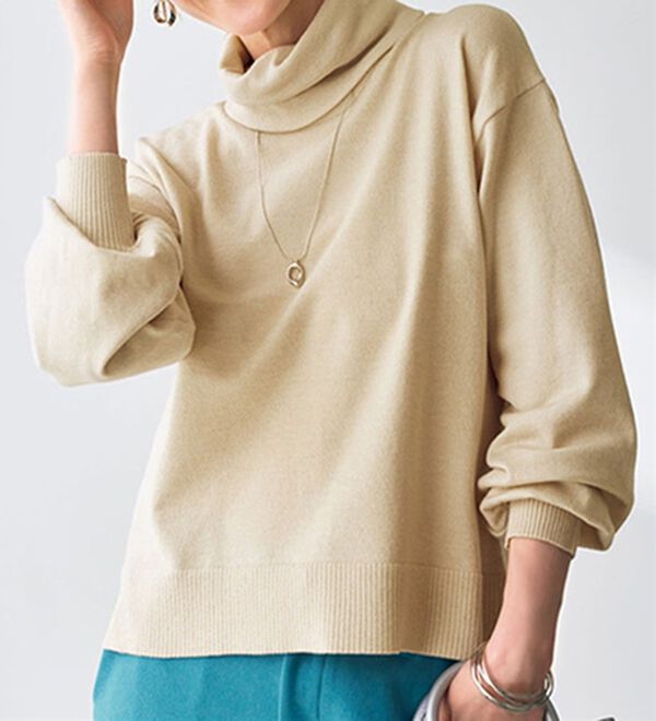 VINNO（ヴィノ）の「吸湿発熱ゆるタートルニット（ニット・セーター）」｜ライトベージュ