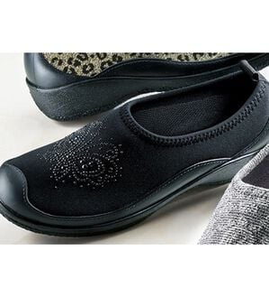 BELLUNA（ベルーナ）の「ゆったりワイズのびの～びウェッジシューズ（パンプス）」｜黒ビジュー