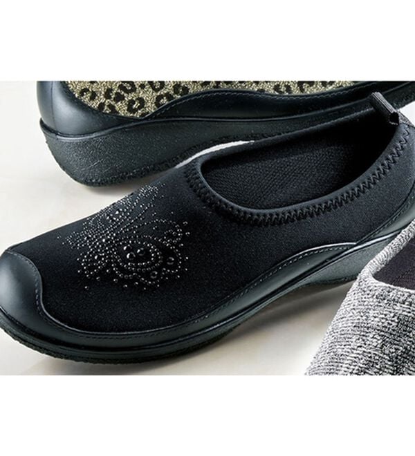 BELLUNA（ベルーナ）の「ゆったりワイズのびの～びウェッジシューズ（パンプス）」｜黒ビジュー