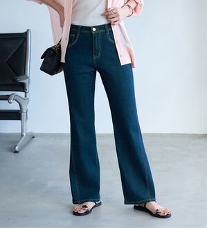 BELLUNA（ベルーナ）の「細見せ！セミフレアーデニムパンツ（フルレングスパンツ）」｜インディゴ