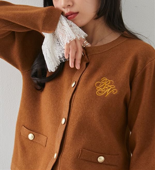 RANAN（ラナン）の「袖レースフリルゴールドボタンカーデ（ニットカーディガン）」｜詳細画像