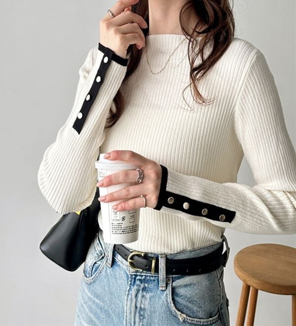 GeeRA（ジーラ）の「袖口ボタン配色ボートネックリブニット（ニット・セーター）」｜詳細画像