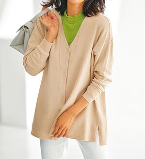 BELLUNA（ベルーナ）の「ボタン使いＶネックカーディガン（ニットカーディガン）」｜アイボリー