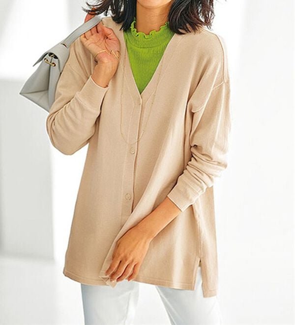 BELLUNA（ベルーナ）の「ボタン使いＶネックカーディガン（ニットカーディガン）」｜アイボリー