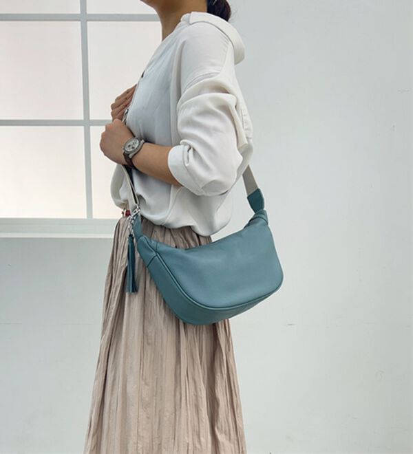 BELLUNA（ベルーナ）の「牛革舟形ショルダー（ショルダーバッグ）」｜詳細画像