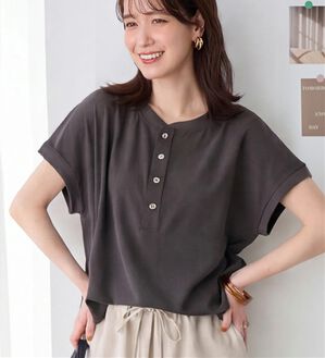 Viola e Viola（ヴィオラ エ ヴィオラ）の「さらさらＥＡＳＹ　前後２ＷＡＹヘンリーネックＴブラウス（ブラウス）」｜チャコールブラウン