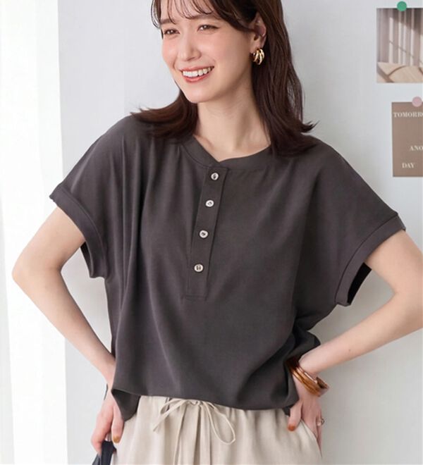 Viola e Viola（ヴィオラ エ ヴィオラ）の「さらさらＥＡＳＹ　前後２ＷＡＹヘンリーネックＴブラウス（ブラウス）」｜チャコールブラウン
