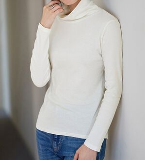 LAVIENNE（ラヴィエンヌ）の「【敏感肌さんに】綿１００％吸湿発熱あったかインナー　タートルネックインナー長袖（肌着・インナーウェア）」｜オフホワイト