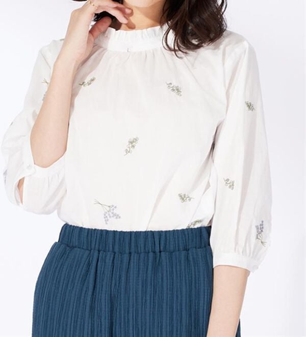 BELLUNA（ベルーナ）の「綿100％とび花刺しゅうブラウス（ブラウス）」｜詳細画像