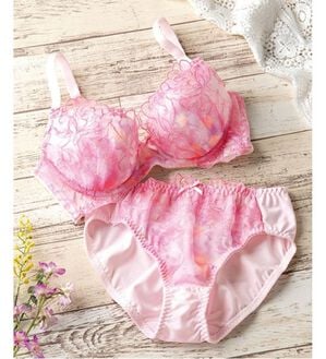 LAVIENNE（ラヴィエンヌ）の「大人のプチプラブラ＆ショーツ（ブラジャー＆ショーツセット）」｜ピンク系プリントレース