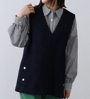 BELLUNA（ベルーナ）の「ブークレー素材ボタン使いベスト（ベスト）」｜ネイビー