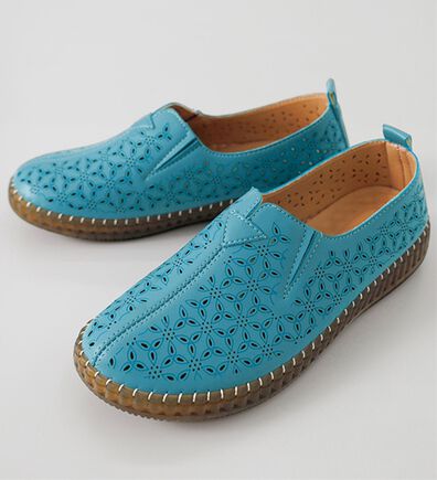 BELLUNA（ベルーナ）の「ゆったりカットワークスリッポン（スリッポン）」