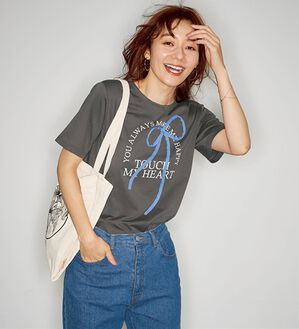 BELLUNA（ベルーナ）の「一枚で着映えるデコラＴ（Tシャツ）」｜チャコール(リボン)