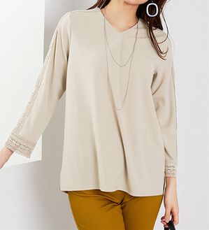 BELLUNA（ベルーナ）の「カットジョーゼット素材レース使いブラウス（カットソー）」｜アイボリー