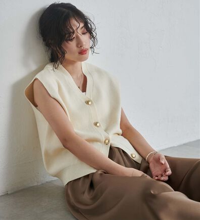 RANAN（ラナン）の「【ムースタッチ】洗える！ゴールド調ボタンニットベスト（ベスト）」