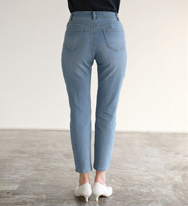 Pierrot（ピエロ）の「【ストレッチ素材】大人のためのゆるテーパードデニムパンツ（フルレングスパンツ）」｜詳細画像