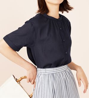 BELLUNA（ベルーナ）の「ギャザー使いバンドカラーブラウス（ブラウス）」｜ネイビー