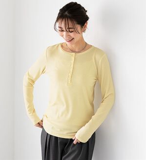BELLUNA（ベルーナ）の「端境期一押し！吸湿発熱胸元ボタントップス（カットソー）」｜イエロー