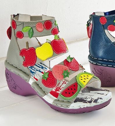 BELLUNA（ベルーナ）の「＜エスタシオン＞牛革フルーツ柄ブーツ（ブーツ）」