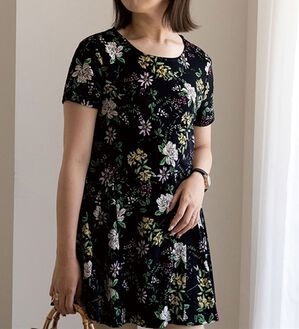 BELLUNA（ベルーナ）の「【動画】フレアーシルエットプリントチュニック（チュニック）」｜花柄（ネイビー系）