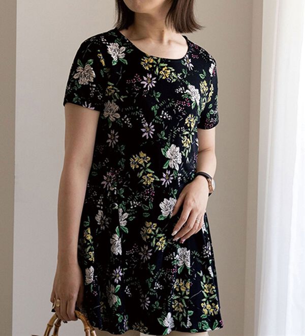 BELLUNA（ベルーナ）の「【動画】フレアーシルエットプリントチュニック（チュニック）」｜花柄（ネイビー系）