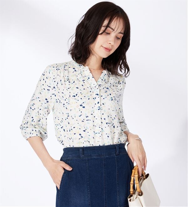 BELLUNA（ベルーナ）の「レーヨン素材ギャザー使いプリントブラウス（ブラウス）」｜詳細画像