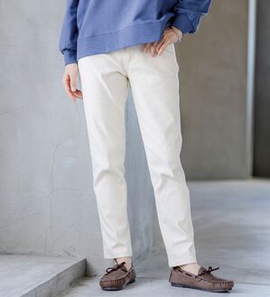 BELLUNA（ベルーナ）の「静電防止！蓄熱綿サテンストレッチカラーパンツ（フルレングスパンツ）」｜オフ白