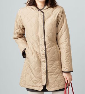 BELLUNA（ベルーナ）の「パイピング使いキルトデザインコート（ロングコート）」｜ベージュ