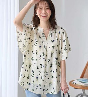 Viola e Viola（ヴィオラ エ ヴィオラ）の「【接触冷感】さらっと涼感フレアスリーブブラウス（ブラウス）」｜ホワイト系花柄／チュニック