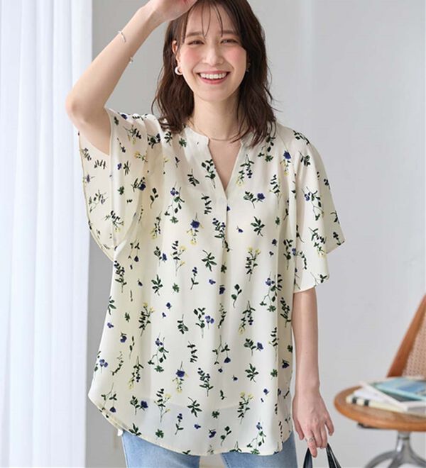 Viola e Viola（ヴィオラ エ ヴィオラ）の「【接触冷感】さらっと涼感フレアスリーブブラウス（ブラウス）」｜ホワイト系花柄／チュニック