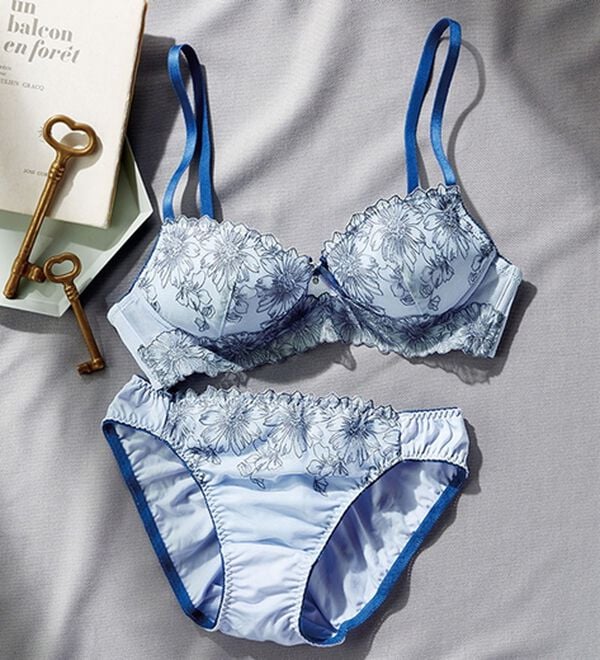 ぷるるん谷間のノンワイヤーブラ＆ショーツセット - ベルーナ【公式】