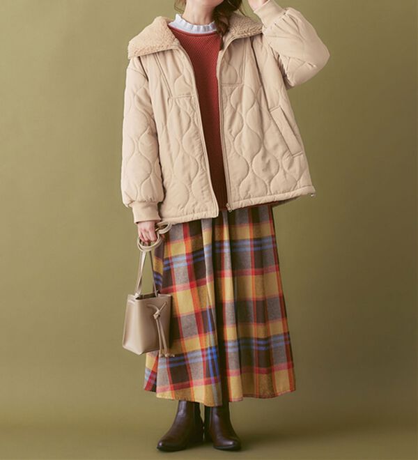 Viola e Viola（ヴィオラ エ ヴィオラ）の「衿ボア切替ウエーブキルトコート（ハーフコート）」｜詳細画像