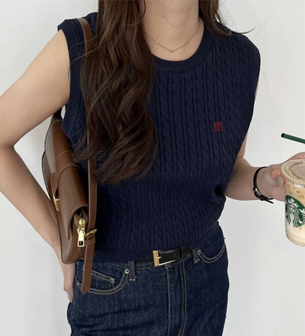 GeeRA（ジーラ）の「ケーブル編み刺しゅうノースリニット（ベスト）」｜詳細画像