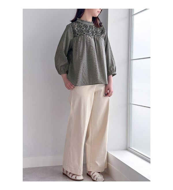 Viola e Viola（ヴィオラ エ ヴィオラ）の「サークル刺しゅうフリル衿ブラウス（ブラウス）」｜詳細画像