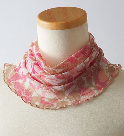 BELLUNA（ベルーナ）の「シルク１００％やわらかネックカバー（ストール・スカーフ・マフラー）」