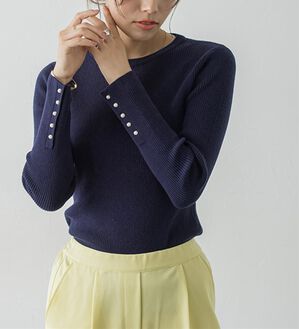 Pierrot（ピエロ）の「【選べるネック】もっちり袖パールニット（ニット・セーター）」｜ネイビー
