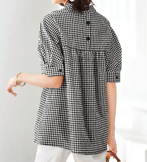 BELLUNA（ベルーナ）の「サッカー素材後ろボタンデザインブラウス（ブラウス）」｜詳細画像